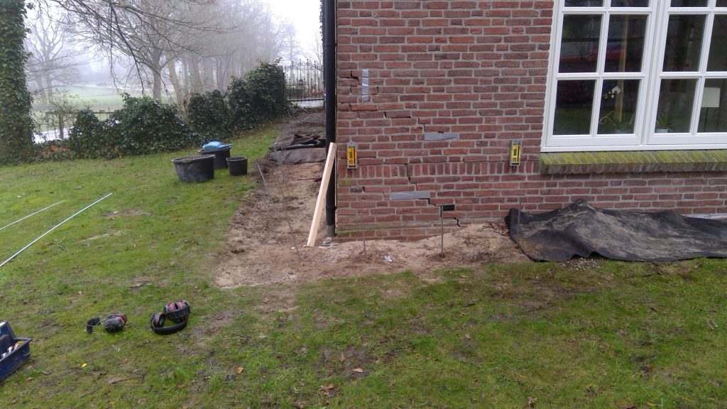 Deepinjection - verzakte fundering van een woonhuis Deepinjection - verzakte fundering van een woonhuis