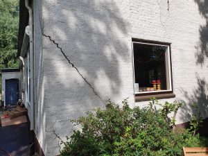 Verzakte fundering gestabiliseerd:  scheuren verdwenen en de deuren sluiten weer